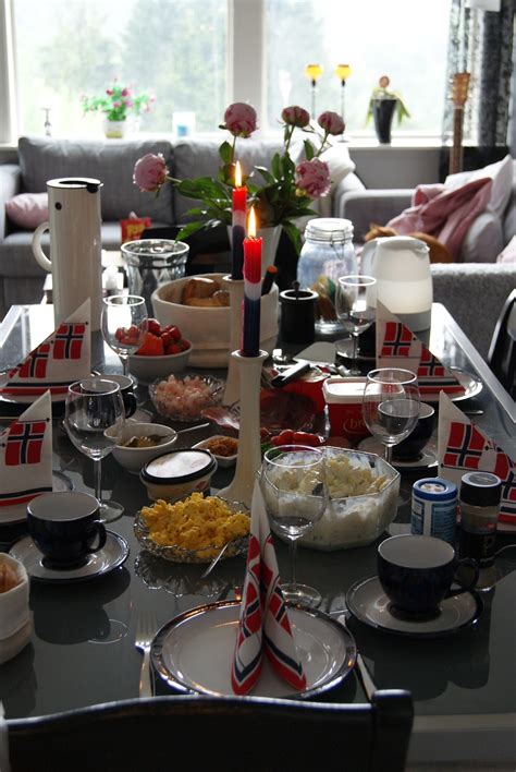 I samarbeid med deres bok god i norsk. Fru Hansens verden: Bugnende 17. mai-bord (og oppskrift på ...