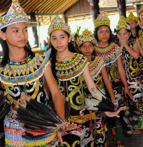 Suku badui atau kadang sering disebut baduy merupakan kelompok etnis masyarakat adat suku sunda di wilayah pedalaman kabupaten lebak, provinsi banten.populasi mereka sekitar 26.000 orang, mereka merupakan salah satu kelompok masyarakat yang menutup diri mereka dari dunia luar. 16+ Pakaian Adat Dayak Laki & Perempuan (NAMA & PENJELASAN)