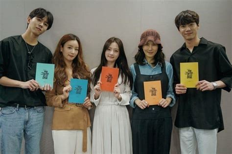 Film yang dibintangi junior robert mp3 & mp4. Drama Rom-Com Baru yang Dibintangi Song Ha Yoon, Lee Jun ...