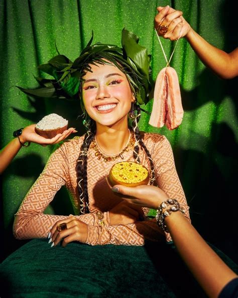 Cô Em Trendy Khánh Linh Tung Bộ ảnh Tết Lấy ý Tưởng Từ Một Buổi Chiều Thèm ăn Bánh Chưng