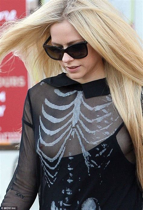 Avril Lavigne Nipple Slip 9 Photos Thefappening
