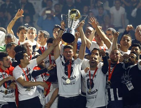 1959 sezonundan beri 12 şampiyonluğun 10'unu yabancı teknik adamlarla kazanan beşiktaş, 3. Şampiyon Beşiktaş kupayı kaldırdı - Sayfa 1 - Galeri ...