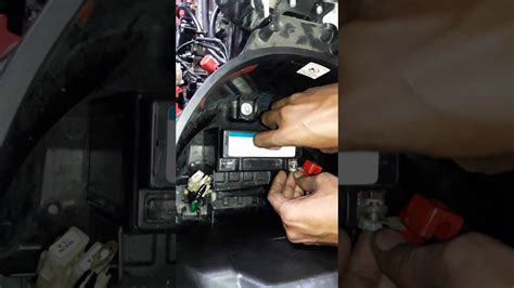 Anda mempunyai masalah radio kereta anda tidak jelas dan tidak mendapat siaran signal radio dengan baik. Cara pasang baterai pada motor - YouTube