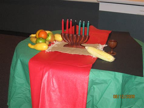 Celebrate kwanzaa with the rich flavors of african cooking! Kwanzaa Table Setting with cultural symbols | emoryomps ...