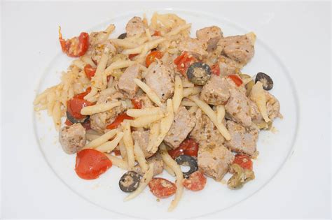 I tranci di tonno alla siciliana sono un secondo piatto di pesce marinato nel. trofie con tonno fresco | Ricetta | Ricette, Cibo etnico ...