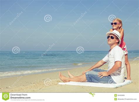 Padre E Hija Que Juegan En La Playa En El Tiempo Del Día