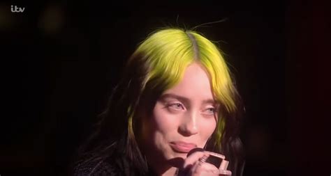 Billie Eilish Tears Up On Stage Revealing She S Been Feeling Very Hated Recently Diply