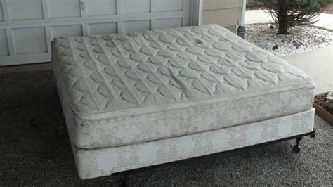 Give your mattress the support it needs with a regular or low profile box spring from star furniture. Simmons Beautyrest pillow king size bed mattress/box ...