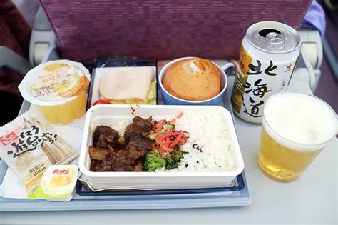 Apr 24, 2021 · 華航本周一口氣爆出4名機師染疫，其中3例在台灣入境後確診，衛福部長陳時中昨天指出，目前新冠疫苗公費接種資格已放寬至第六類，但華航機師. 華航靜岡線飛機餐/水果餐 + 桃機中一食堂牛肉麵 - 雪倫情報局