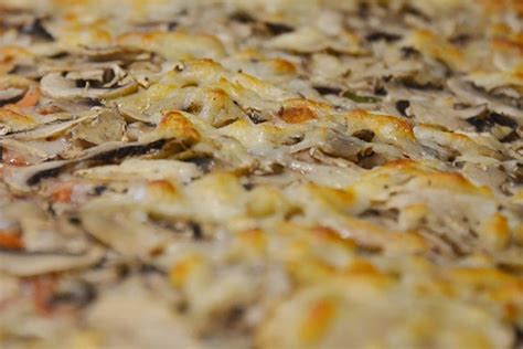 Where to Eat the Best Pizza ai Funghi in the World? | TasteAtlas