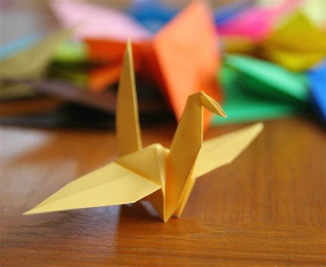 Plier la cime vers le bas plier la première des deux extrémités vers le haut …et la deuxième Origami facile - 100 animaux, fleurs en papier et déco maison