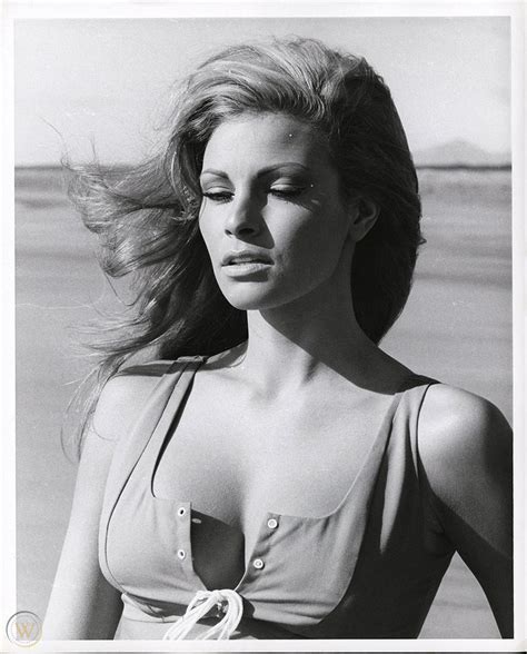 Raquel Welch Actress And Sex Symbol Pin Up Rt681 8x10 Publicity Photo