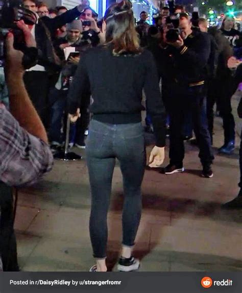 Pin By Steve Rodgers On Daisy Ridley Mom Jeans Fashion Daisy Ridley