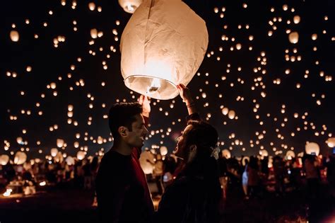 8 Tips For Taking Moody Couple’s Portraits At A Chinese Lantern Festival Formed From Light