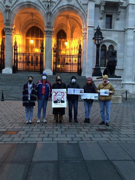 Több orosz városban tüntetőket vettek őrizetbe azokon a tüntetéseken, amelyeket alekszej navalnij ellenzéki politikus támogatására. Mindössze 6 orosz liberális próbált tüntetni Budapesten ...