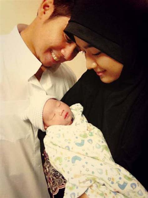Pernah berkahwin dengan ally iskandar pada 20 januari 2012. FARAHiskandar - 'Kesayangan' Baru Farah Lee dan Ally Iskandar