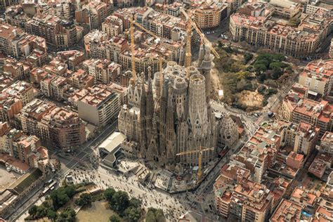 Das olympiastadion barcelonas befindet sich oben auf dem berg montjuïc. Barcelona vista do céu: as imagens incríveis da cidade ...