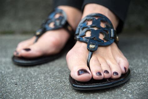 Dabei weicht die grosszehe in richtung fussaussenrand ab. Fußgymnastik oder OP? Was beim Hallux valgus hilft ...