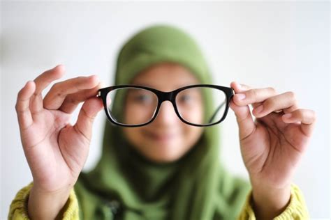 Pilih Kacamata Sesuai Dengan Bentuk Wajah Suara Muslim