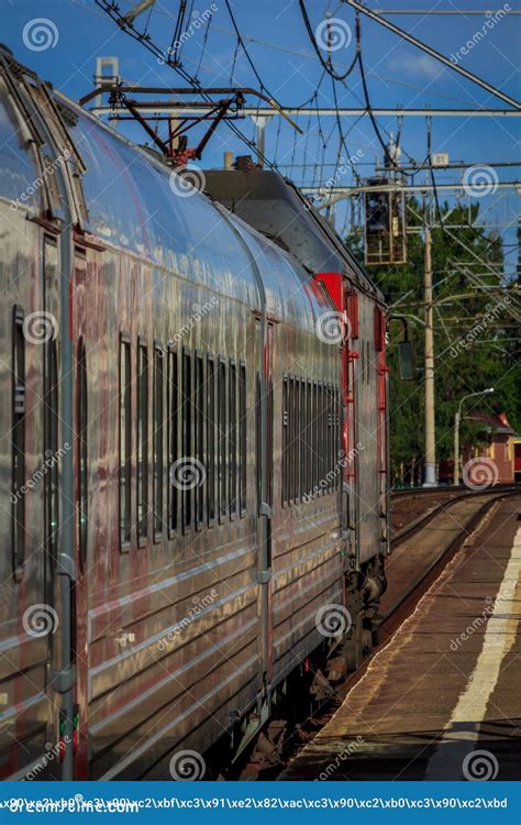 La Locomotora Va Sobre Rieles Tren Ruso Ferrocarril Ruso Rusia San