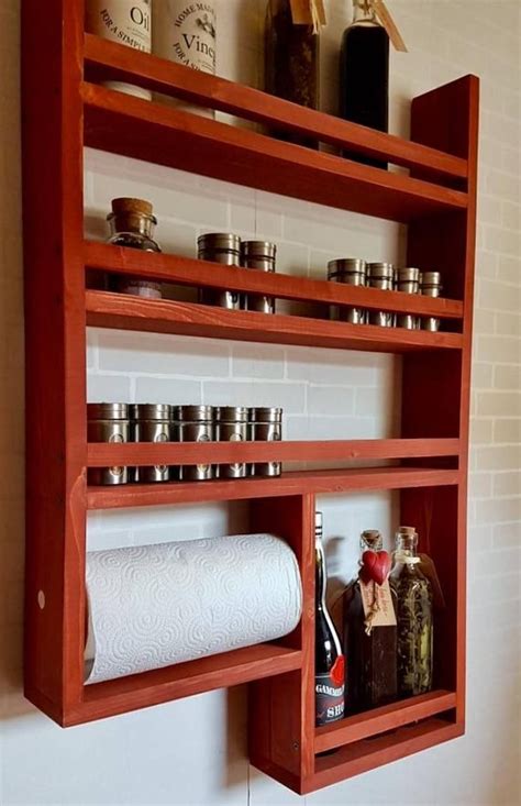 Bien puede ser un mueble antiguo o unos viejos tablones de madera para hacer una balda, como la que naturalmente si la repisa es de madera en bruto mejor para este estilo, ya que lucirá una estética más auténtica. Estante de especias 4 en 2019 | Especieros de madera ...