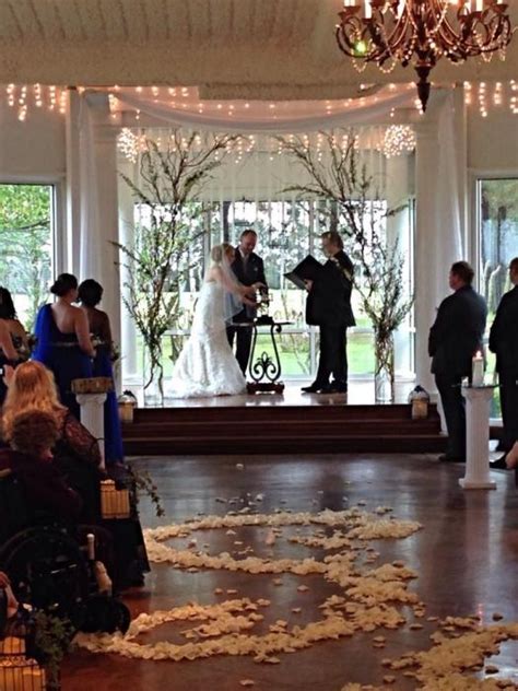 6 wedding simple indoor ideas. bride and groom indoor wedding decor Houston | House Estate