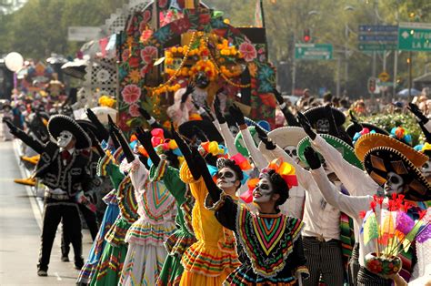 Desfile del día de los muertos en la CDMX una tradición que impuso