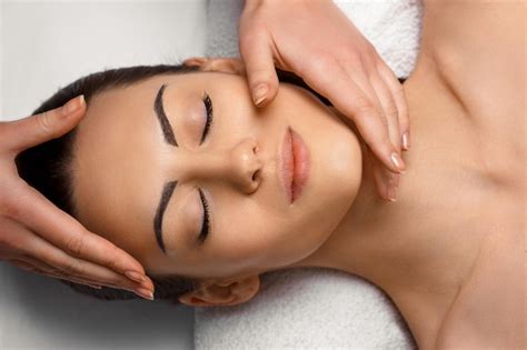 Premium Photo Masseur Doing Massage The Head Of Woman In The Spa Salon