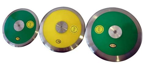 El lanzamiento de disco es una prueba del atletismo actual, donde el objetivo es lanzar un objeto pesado de sección circular denominado disco lo más lejos posible. ¿Cuánto pesa y mide un disco de lanzamiento? ⚡️ ...