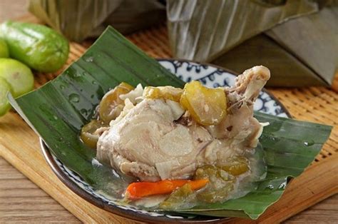 Garang asem adalah masakan olahan ayam yang dimasak menggunakan daun pisang dan didominasi oleh rasa asam dan pedas. Masakan Garang Asem - Garang Asem Ayam Makanan Khas Jawa ...