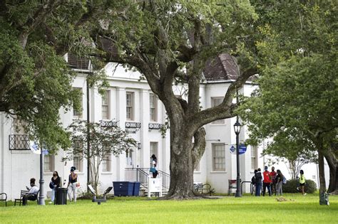 Dillard University closes campus for the day after getting a bomb