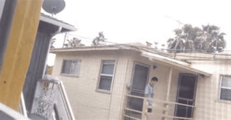 Cali, le locataire mauvais payeur, va avoir une mauvaise surprise. Ce propriétaire a une technique imparable pour faire payer ...