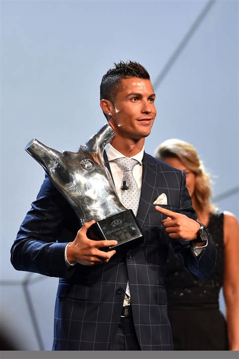 Photo Cristiano Ronaldo élu Meilleur Joueur Deurope Pour La Saison