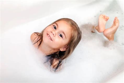 Menina Feliz Está Tomando Um Banho Com Uma Espuma Fotos Imagens De