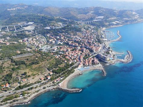 Questi soggiorni hanno ricevuto valutazioni molto alte in merito a fattori come posizione e pulizia. San Lorenzo Al Mare | Reiseziele, Reisen, Ligurien