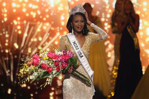 miss district of columbia deshauna barber is crowned miss usa 2016