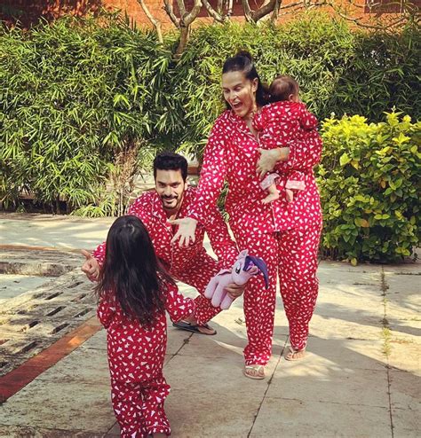 नेहा धूपिया ने पति अंगद बेदी और बच्चों के साथ मनाया क्रिसमस मैचिंग कपड़ों में मस्ती करता दिखा