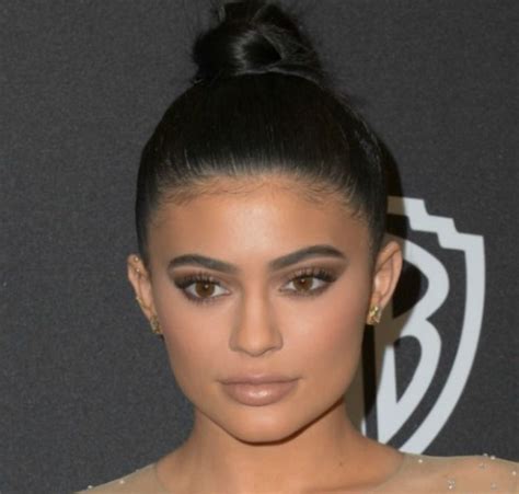 Sexy Princess Vibes Kylie Jenner In Revealing Embellished Two Piece Ensemble For Golden Globes