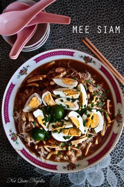 Add garnishes and serve with sambal chilli. My Mother's Mee Siam Noodles | Recipe | Noddle recipes ...