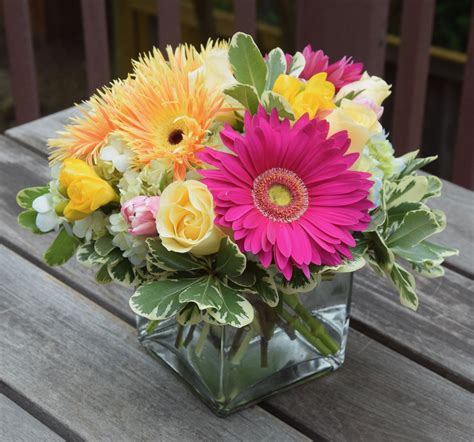 Happy Fresh Flower Arrangement With Gerber Daisies Daisy Flower