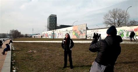 Pbs Newshour A Battle To Preserve The Berlin Wall As Cold War