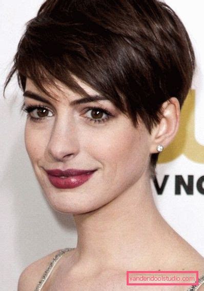 How to go from brown to salt and pepper hair. Pixie účes pro brunetky - Účes blog