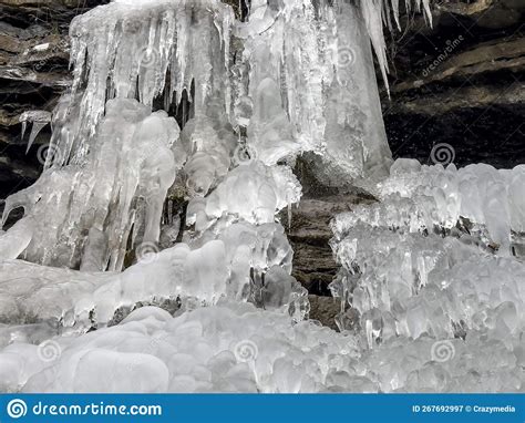 Paisagens De Gelo Formadas Pelo Efeito Do Ar Frio Em Cachoeiras Em Vales Imagem De Stock