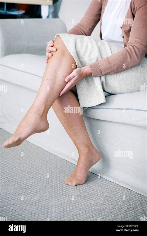 Mujer con dolor de pierna fotografías e imágenes de alta resolución Alamy