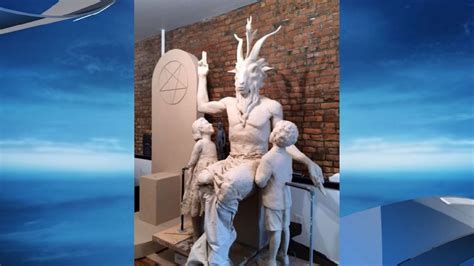 Usa Un Temple Satanique Dvoile Publiquement Une Statue De Baphomet
