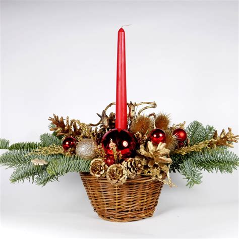 Stroik świąteczny w koszyczku,z jodły z czerwoną świecą - Dora Decora