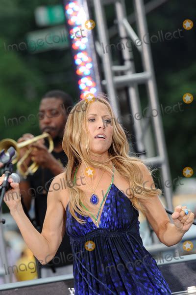 Photos And Pictures Musician Sheryl Crow Performing Live On Cbs The Early Show On July 23
