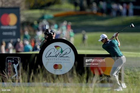 Justin Rose Of England Hits His Tee Shot On The Par 4 18th Hole News Photo Getty Images
