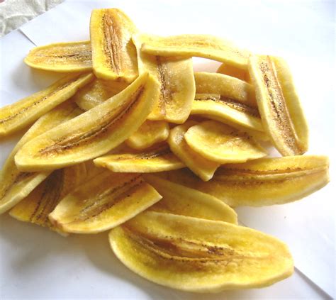 Penyajian ayam geprek dengan piring lidi dengan dilapisi daun pisang untuk membuat kesan tradisional dan menambah cita rasa. GAMBAR KERIPIK | cara membuat makanan ringan