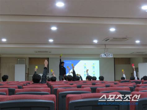 이동준 vs 홍철 맞대결 하이라이트 ㄷㄷ. 달려라!靑運K리그 이동준X김희곤 심판, '수원공고 쌤' 되던 날